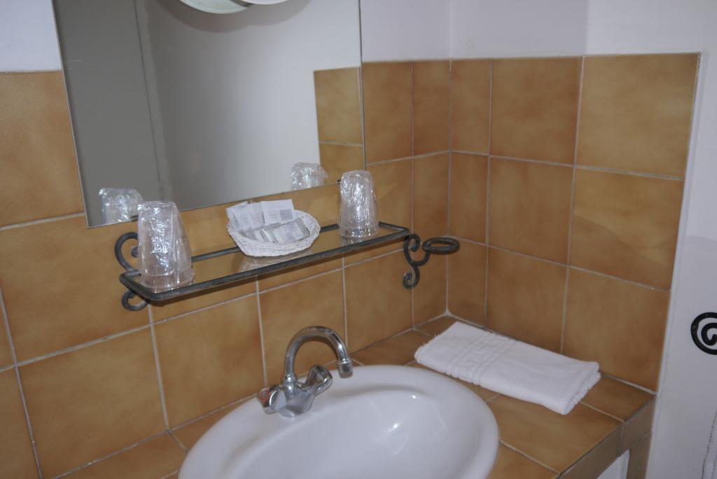 Auberge Des Seguins Buoux 객실 사진